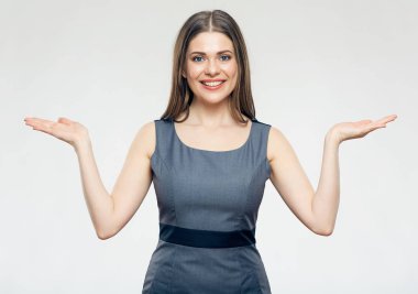 Boş eller sunan bir iş kadını. İzole portre.