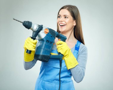 Büyük zımba tutan gülümseyen kadın Oluşturucu. 