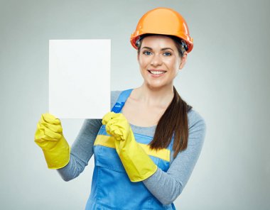 Beyaz bayrak tutan mutlu gülümseyen kadın Oluşturucu'yu. İzole stüdyo portre.