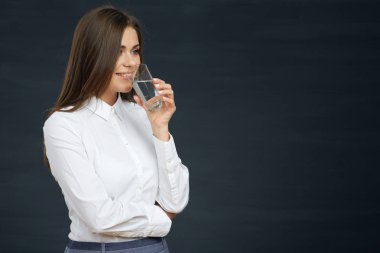İşkadını içme suyu bardaktan 