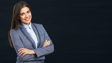 Çapraz kolları ile ayakta işkadını