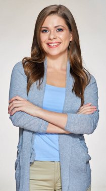 Genç gülümseyen rahat giyimli kadın izole portresi. Beyaz arka plan.