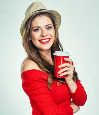 Kırmızı kahve fincanı tutan kadın