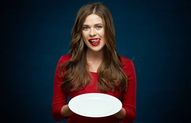 Boş beyaz tabak tutan genç kadın gülümseyerek.