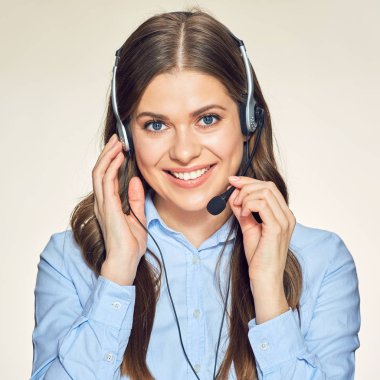 Çağrı Merkezi kadın operatör gülümseyerek. izole kadın stüdyo portre.