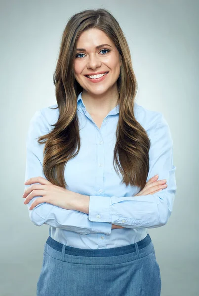 Glimlachende Zakenvrouw Blauw Shirt Gekleed Staande Een Grijze Achtergrond Geïsoleerde — Stockfoto