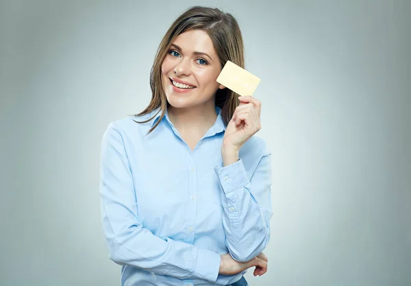 Zakenvrouw holding creditcard geïsoleerde portret — Stockfoto