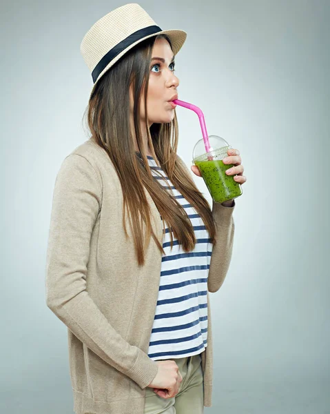 Mulher segurando bebida smoothie — Fotografia de Stock