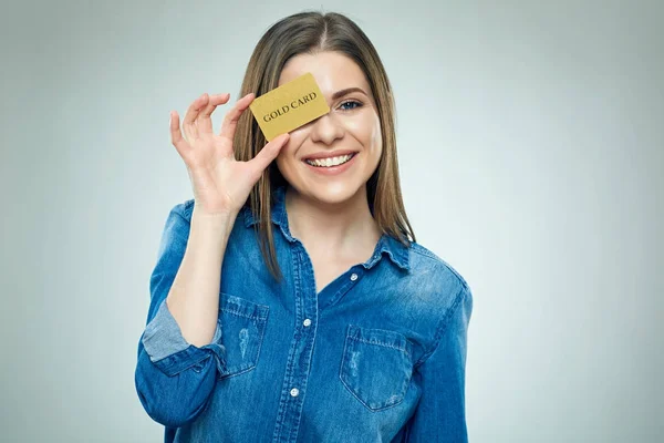 Žena hospodářství zlatá kreditní karta — Stock fotografie