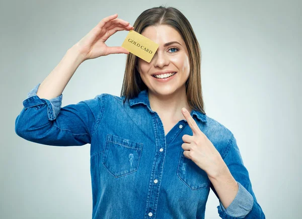 Glücklich Lächelnde Frau Zeigt Mit Dem Finger Auf Goldene Kreditkarte — Stockfoto