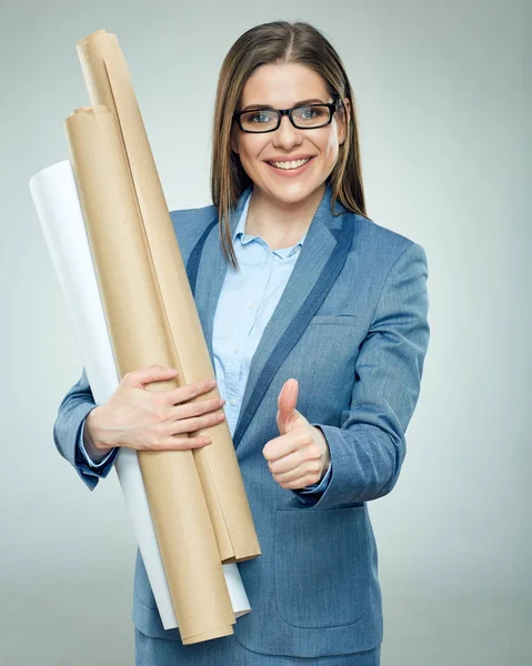 Arquitecta mujer usando gafas sosteniendo planos muestra pulgar u —  Fotos de Stock