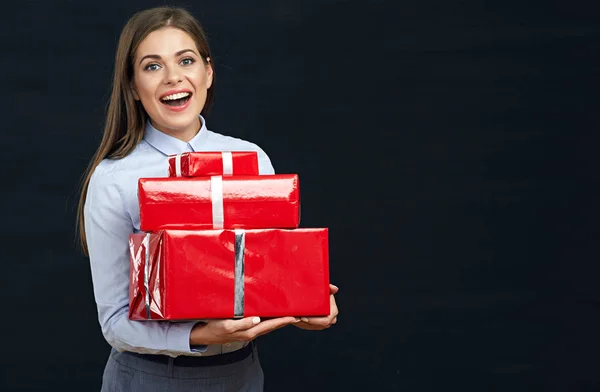 Empresária segurando caixas de presente vermelho — Fotografia de Stock