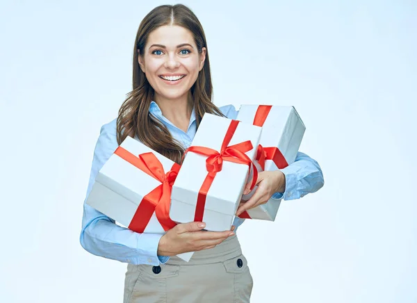Mulher feliz com caixas de presente branco — Fotografia de Stock