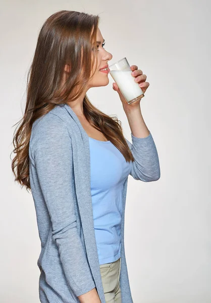 Mujer bebiendo leche de vidrio —  Fotos de Stock