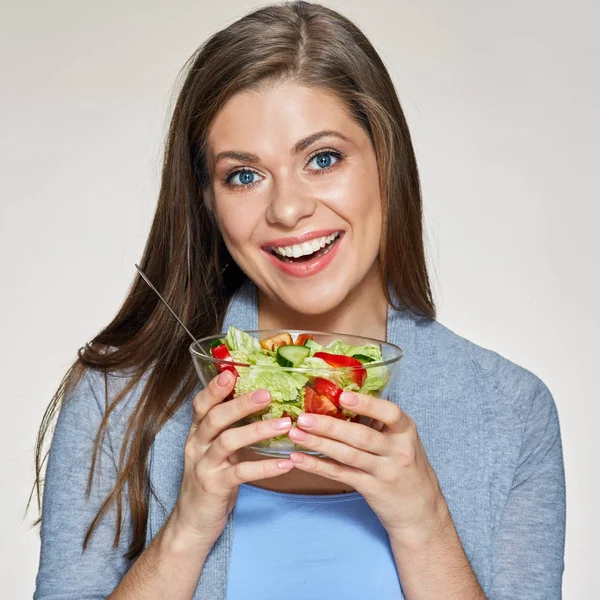 Vrouw met glazen kom met salade — Stockfoto