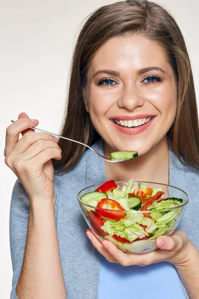 快乐的女人吃沙拉 — 图库照片