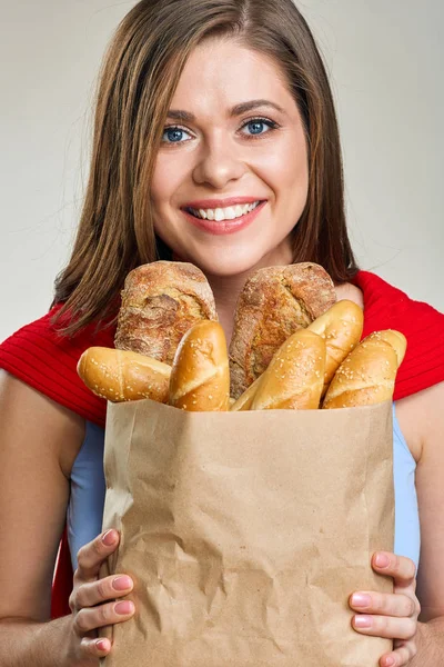 女人抓着袋子用面包 — 图库照片