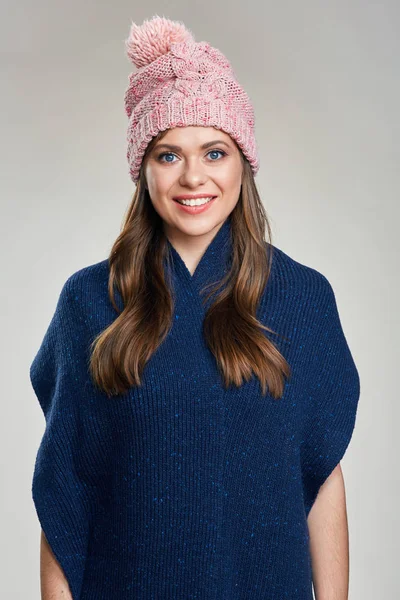 Προσωπογραφία Toothy Χαμόγελο Φορώντας Χειμώνα Κασκόλ Και Καπέλο — Φωτογραφία Αρχείου