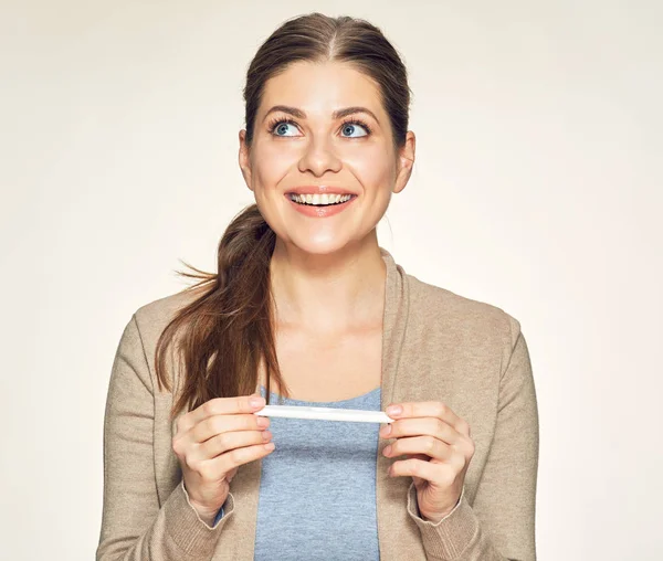 Mulher sorridente segurando teste de gravidez — Fotografia de Stock