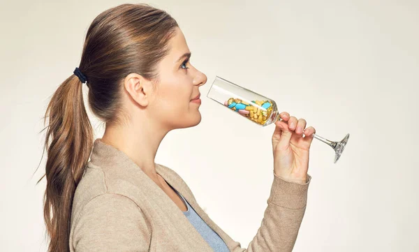 Lachende Vrouw Vitaminen Pillen Van Wijnstokken Glas Drinken Geïsoleerde Concept — Stockfoto