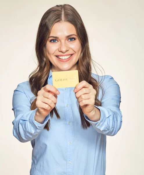 Mulher segurando cartão de crédito ouro — Fotografia de Stock