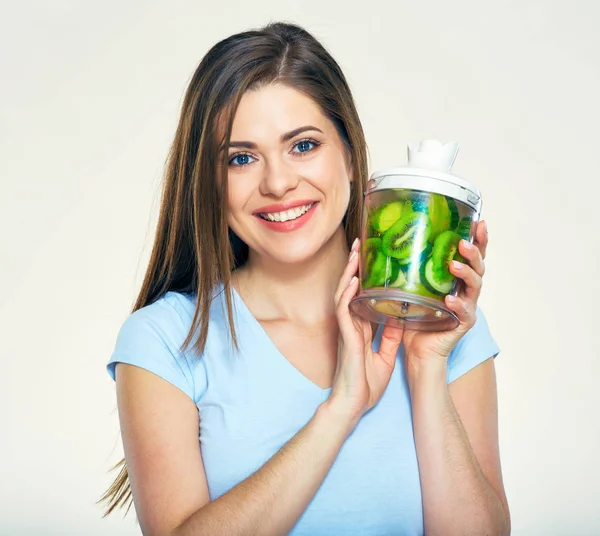 smoothies malzemelerle blender tutan kadın