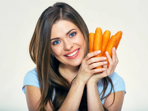 Femme souriante tenant une carotte. Isolé — Photo