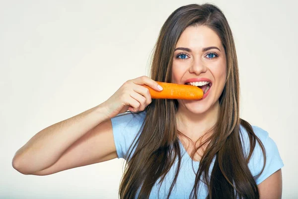 ニンジン 健康食品のコンセプトをかむ長い髪と笑顔の女性 — ストック写真
