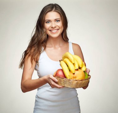 hasır sepet meyve ile tutan kadın