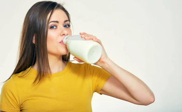 Donna che beve latte dalla bottiglia — Foto Stock