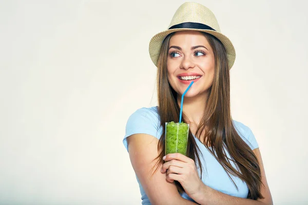 Mujer sosteniendo vaso de batido con paja — Foto de Stock