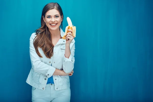 Uśmiechnięta kobieta jedzenie banana — Zdjęcie stockowe