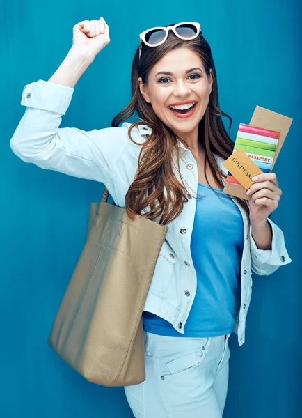 Mulher segurando passaporte com cartões e bilhete — Fotografia de Stock