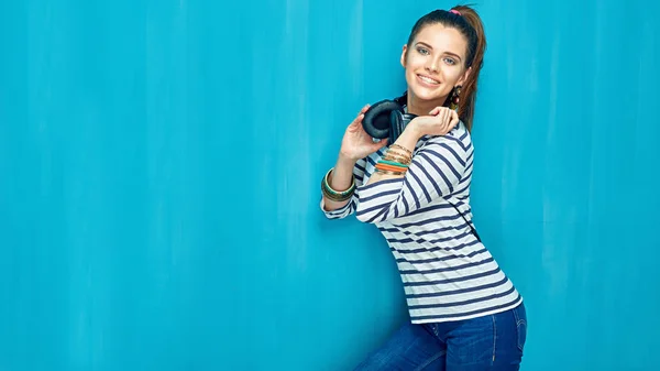 Mulher bonita com fones de ouvido no pescoço — Fotografia de Stock