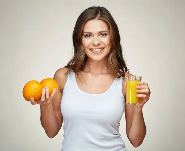 Frau hält Glas mit Orangensaft in der Hand — Stockfoto