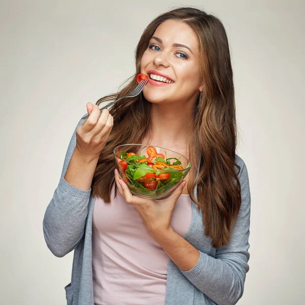 Mulher comendo salada de legumes com garfo — Fotografia de Stock