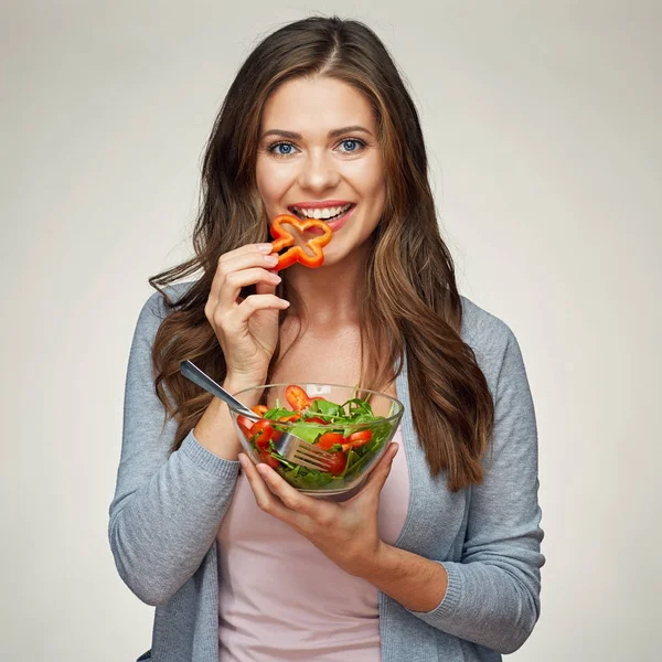 Mulher sorrindo comer salada — Fotografia de Stock