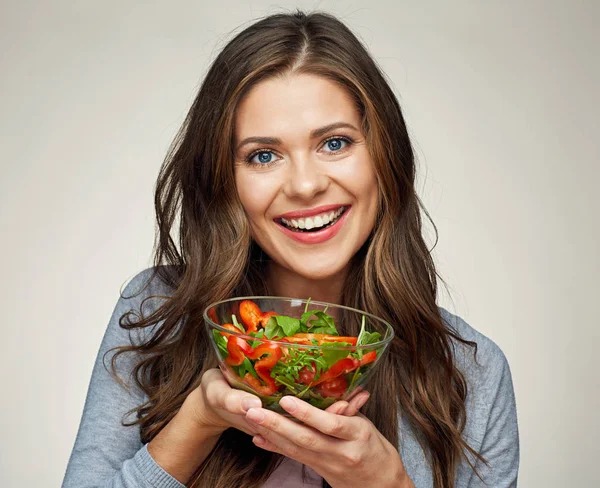 Женщина держит стеклянную миску с салатом — стоковое фото