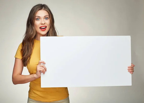 Kobieta wyświetlone biały big board — Zdjęcie stockowe