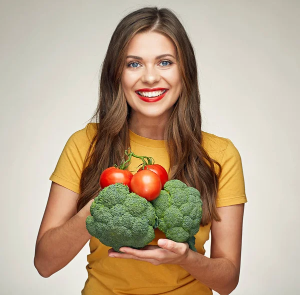 Mujer sosteniendo verduras —  Fotos de Stock