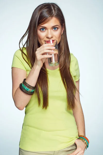 Mujer sonriente sosteniendo vidrio de agua retrato aislado . — Foto de Stock