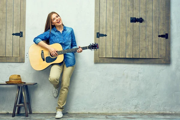 Pozitif kadın gitar çalmak 