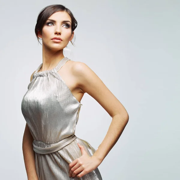 Vacker sexig mode modell kvinna poserar i aftonklänning. — Stockfoto