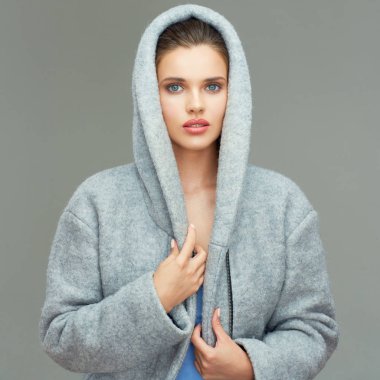 Genç kadın moda poz dokunaklı yaka ceket .