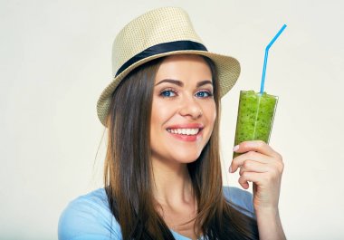 Yüz kadar güler yüzlü tutan gülümseyen kadın portresi kapatın 