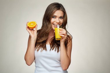 Elinde portakal suyu olan bir kadın.