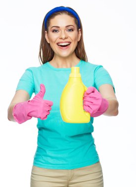 Kimya şişesi tutan gülümseyen kadın