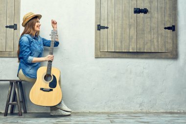 akustik gitar ile kadın 