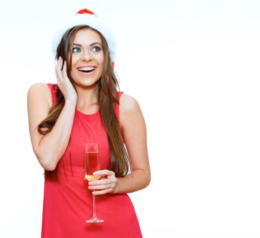 Kırmızı elbiseli genç gülümseyen 