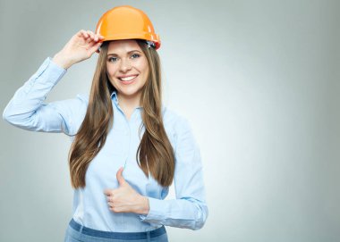 Başparmak iş kadın mimar kask dokunmadan ortaya.